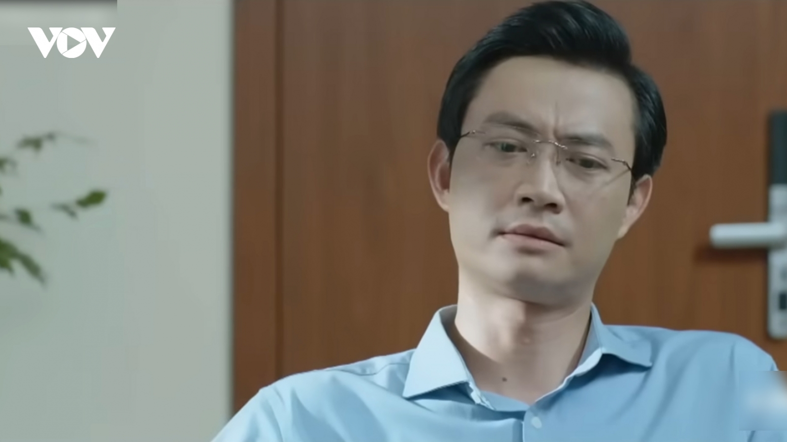 "Lằn ranh" tập 24: Khắc nói không biết Vinh đánh bạc nhưng chuyển khoản liên tục