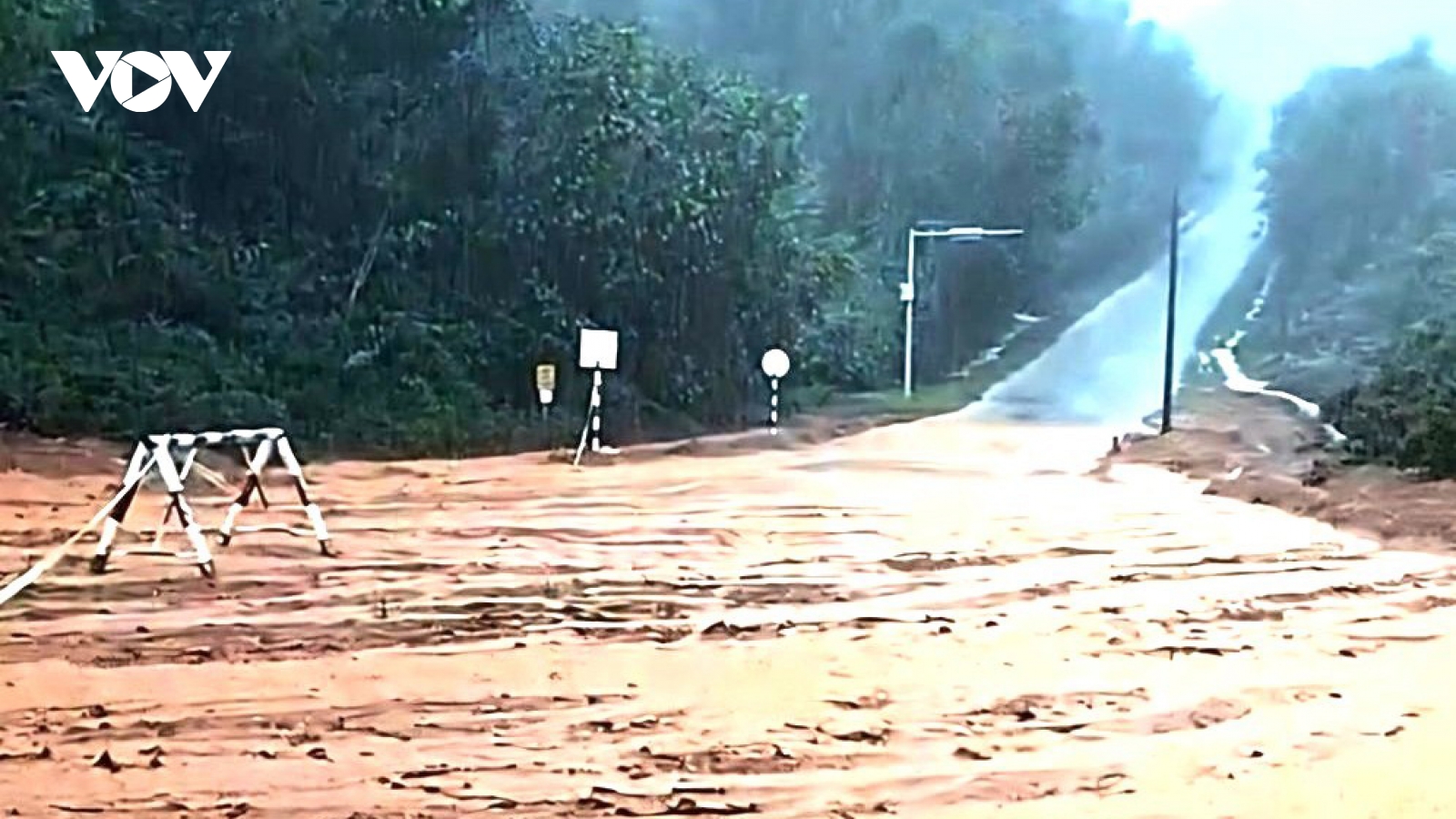 Sạt lở núi tại xã Chân Mây-Lăng Cô, đất đá đổ tràn xuống đường