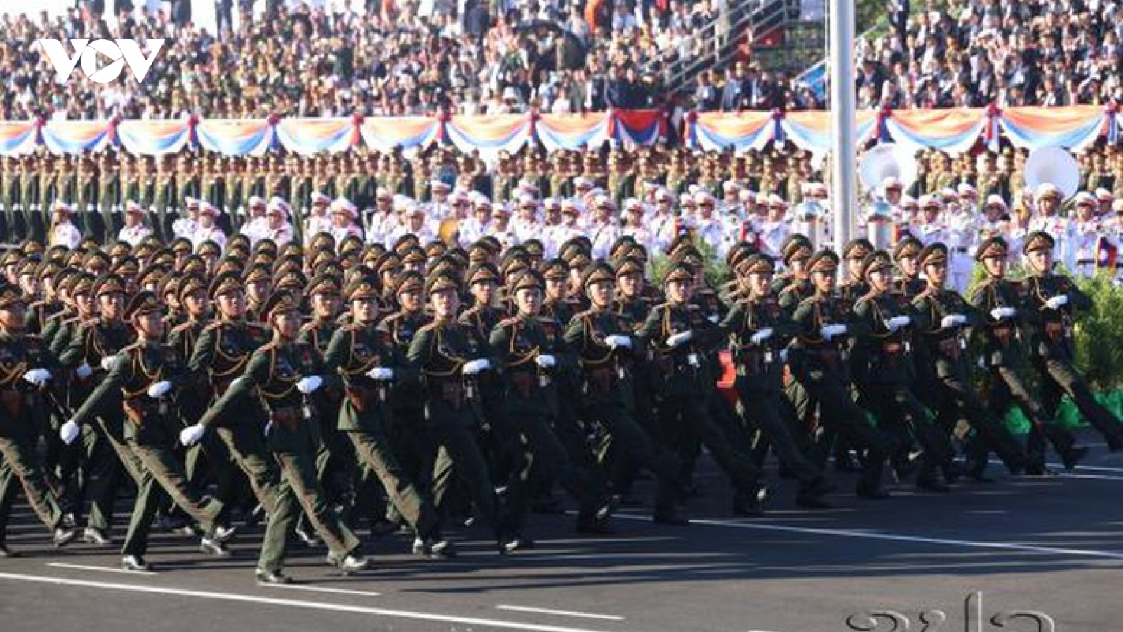 Toàn cảnh lễ diễu binh, diễu hành kỷ niệm 50 năm Quốc khánh nước CHDCND Lào