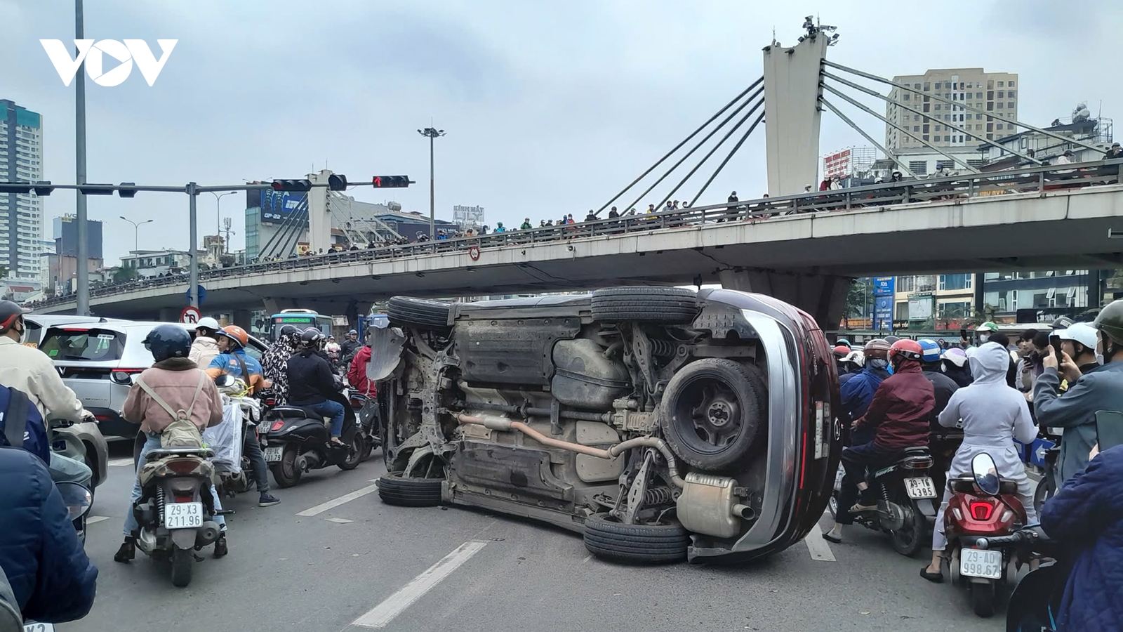 Va chạm liên hoàn 3 ô tô tại Ngã Tư Sở khiến xe lật, giao thông ùn tắc