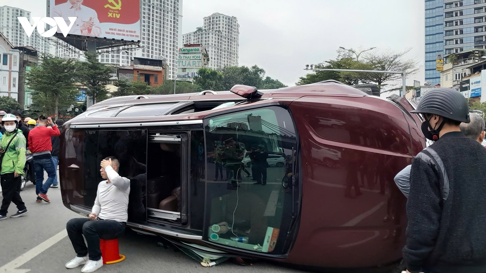 Tài xế ô tô Santa Fe bị lật nghiêng ở Ngã Tư Sở dương tính với ma túy