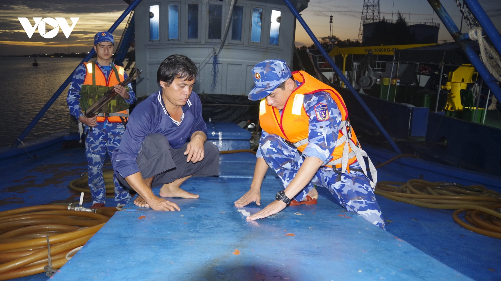 Bộ Tư lệnh Vùng Cảnh sát biển 4 bắt giữ tàu cá vận chuyển dầu trái phép