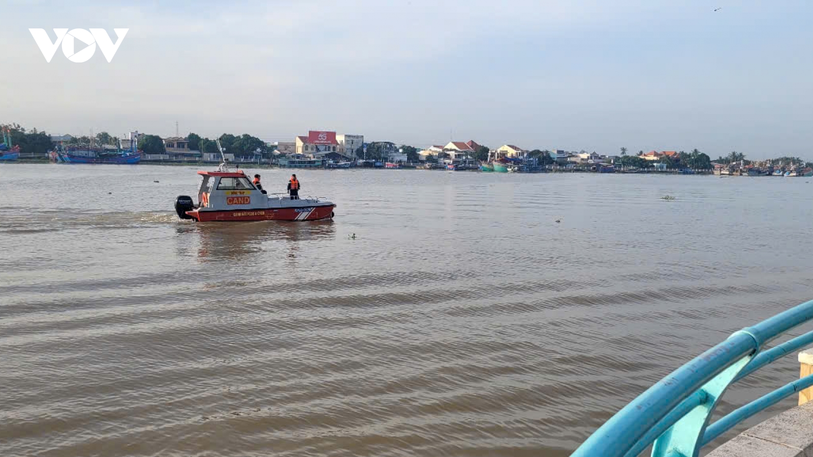 Ca nô tông vào đò ngang tại Đồng Tháp làm một người rơi xuống sông mất tích