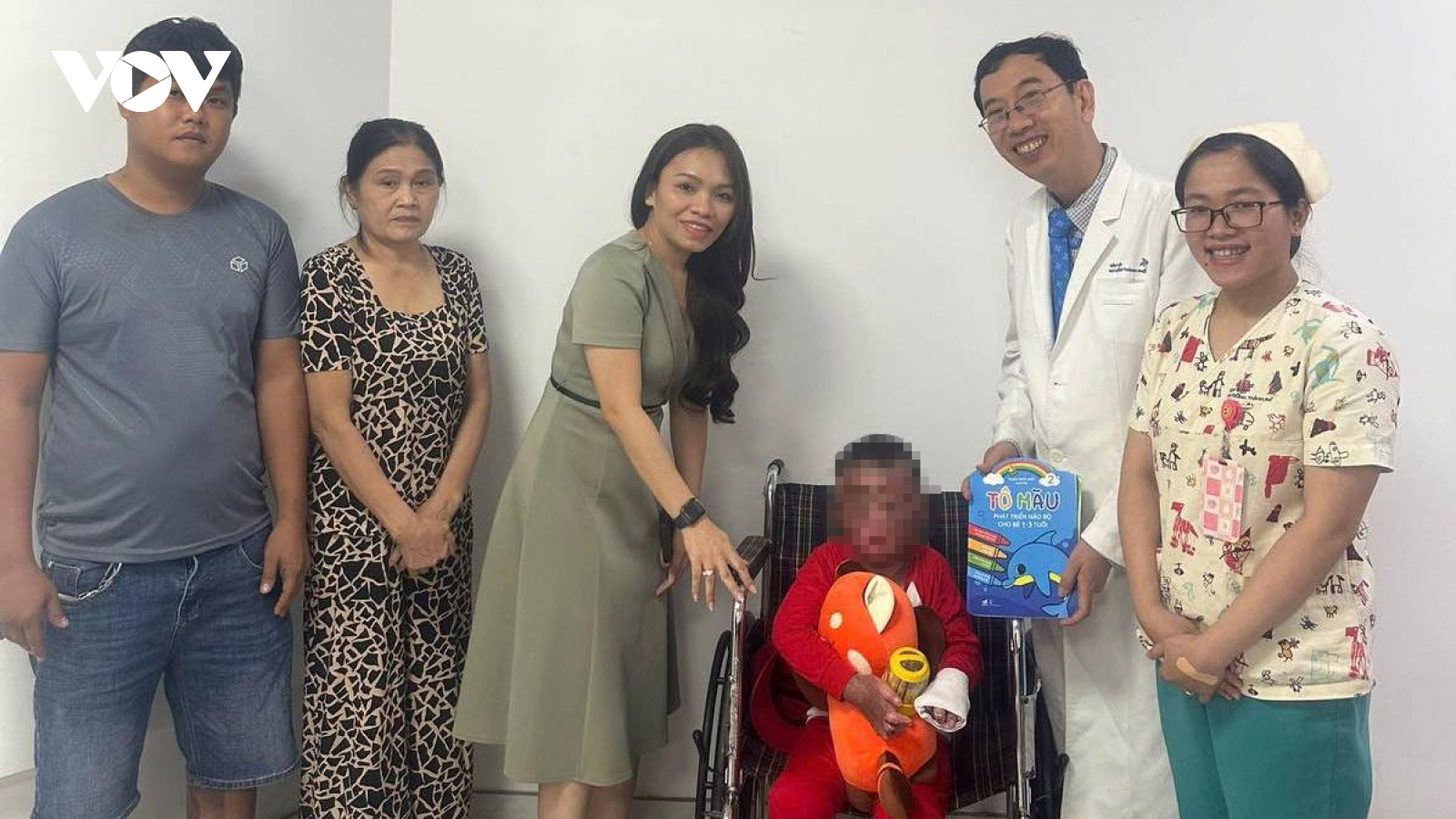 Cứu sống bé trai 5 tuổi bị cha đốt xăng bỏng đến 80%