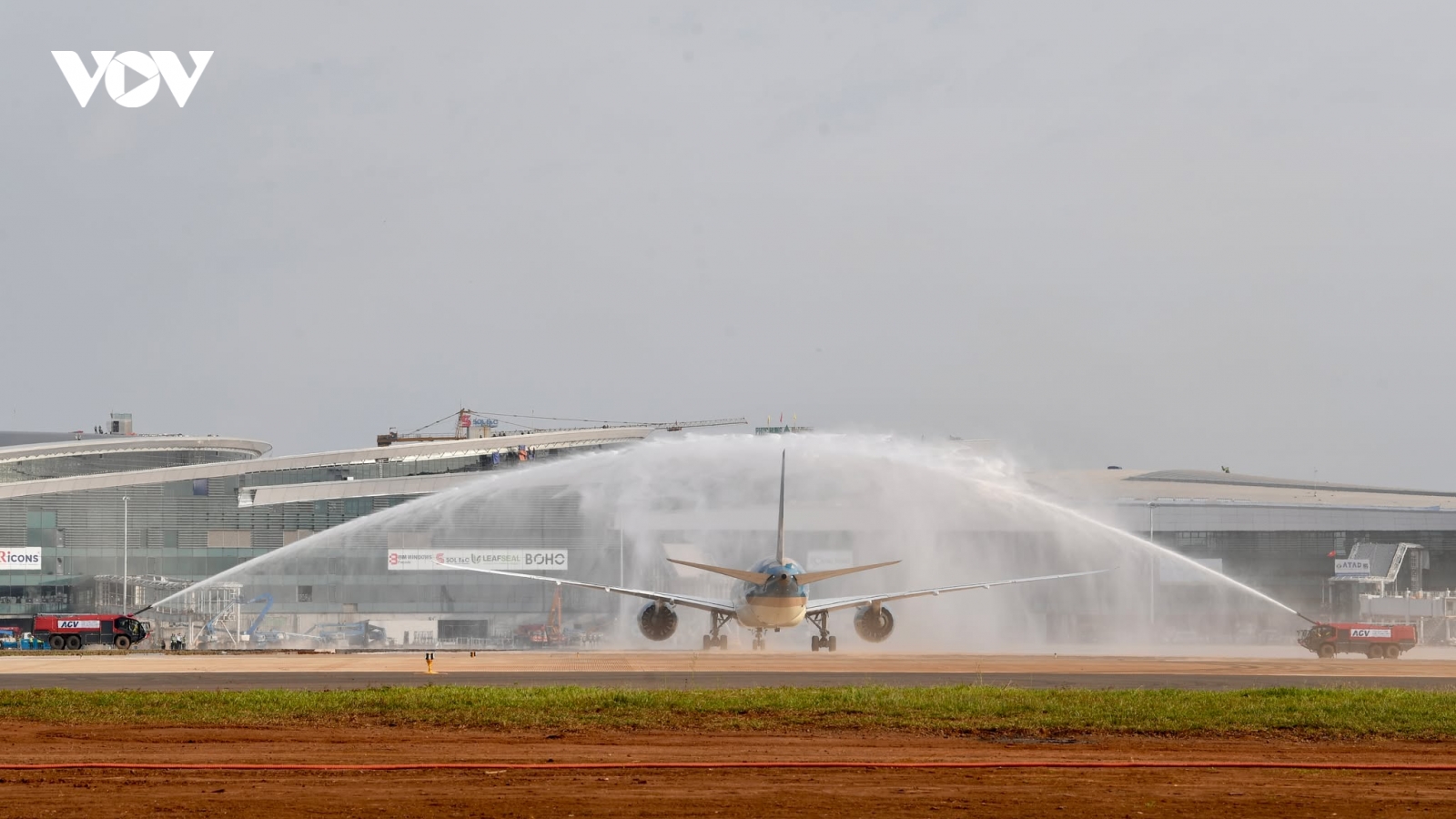 Chuyến bay đầu tiên của Boeing 787 Dreamliner hạ cánh xuống sân bay Long Thành