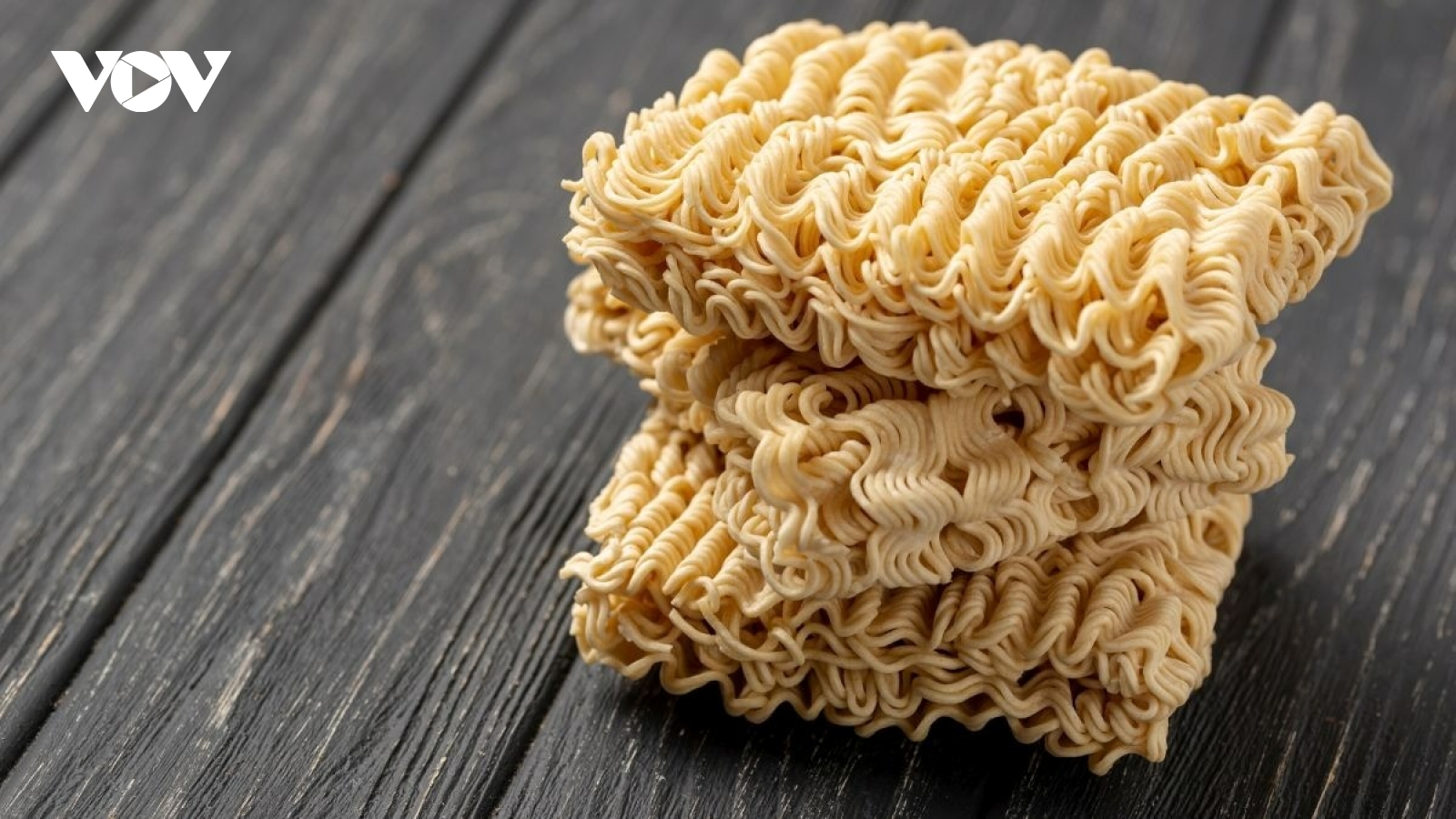 Ăn liền lúc 3 gói mì tôm sống, bé trai 13 tuổi tử vong nghi do tắc ruột