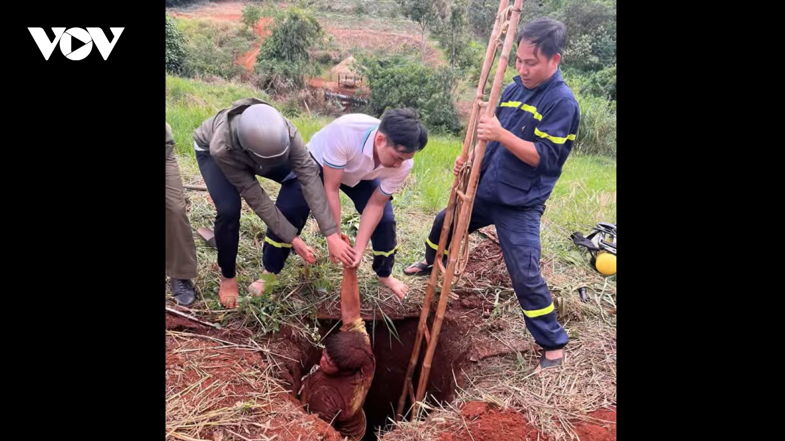 Giải cứu thành công nam thanh niên rơi xuống hố sâu 10m khi đi làm rẫy