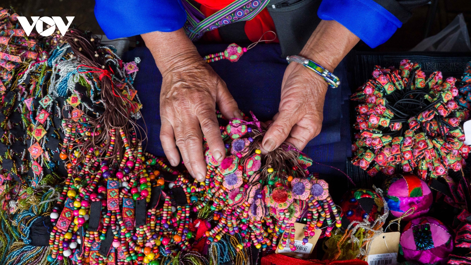 Sắc chàm, thổ cẩm Mông bừng sáng giữa Hà Nội