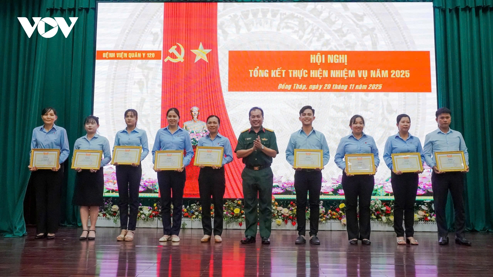 Tặng cờ thi đua cho bệnh viện Quân y 120