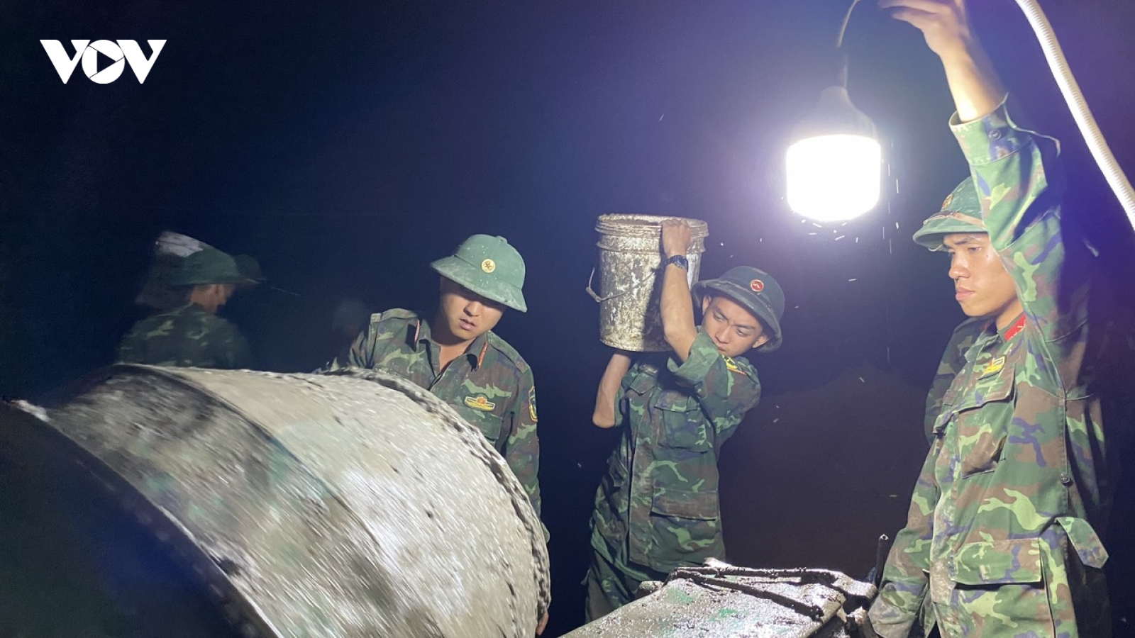 "Chiến dịch Quang Trung": Bộ đội xuyên mưa, xuyên đêm dựng lại nhà giúp nhân dân