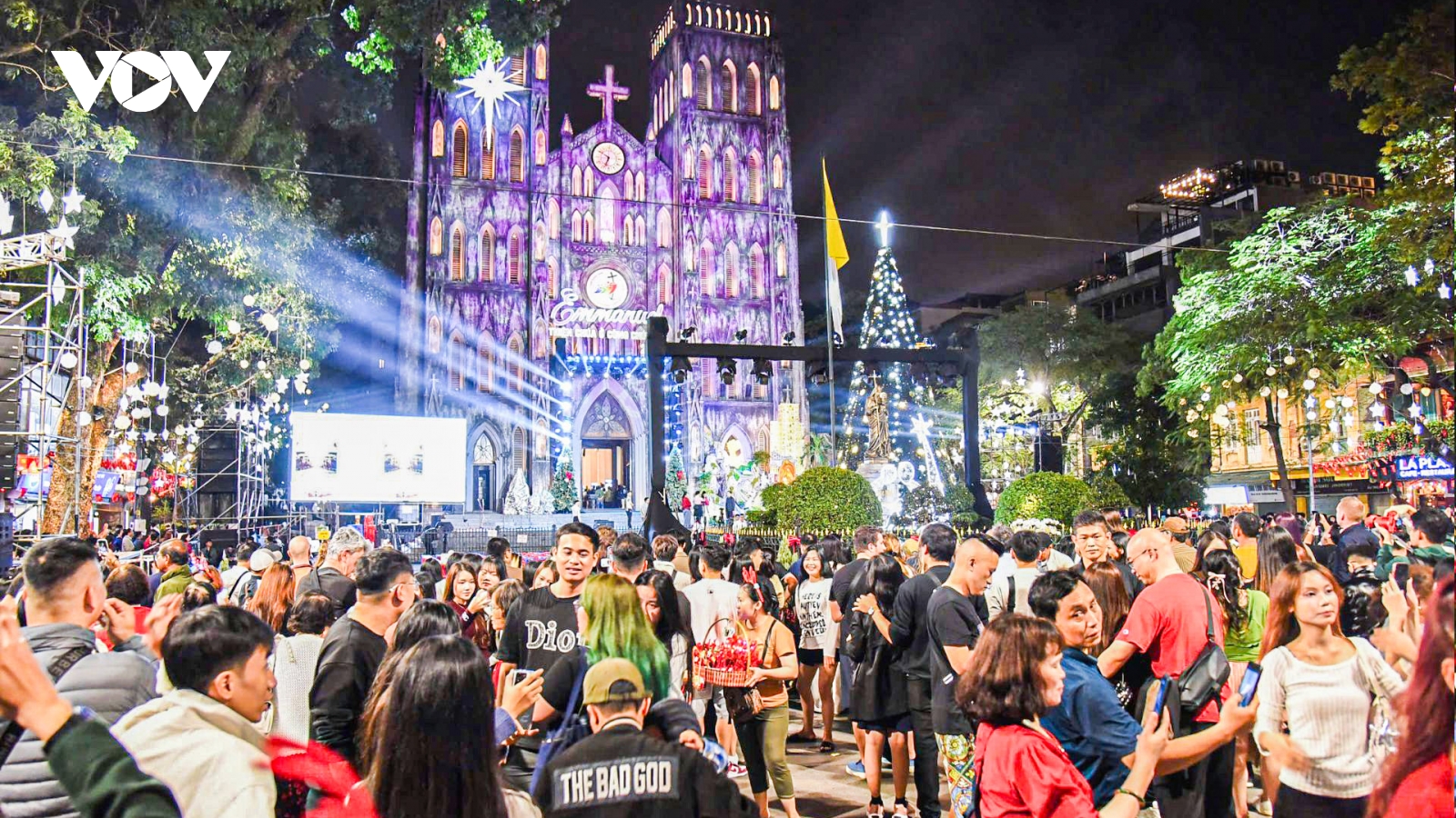 Trung tâm Hà Nội náo nhiệt trong đêm Giáng sinh