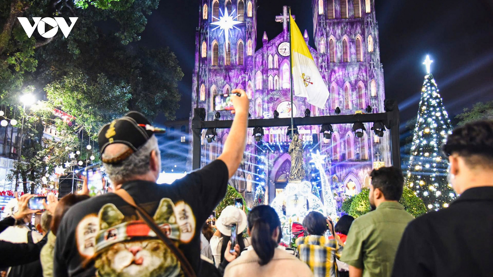 Biển người xuống phố vui chơi đêm Giáng sinh tại Hà Nội