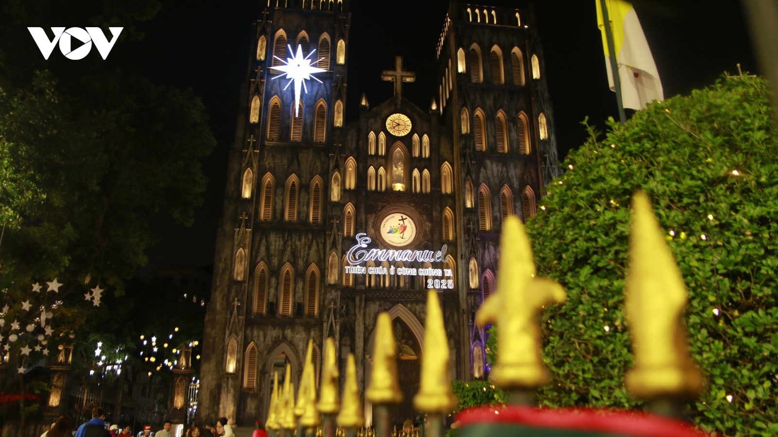 Vui đón Giáng sinh giữa những góc phố Hà Nội