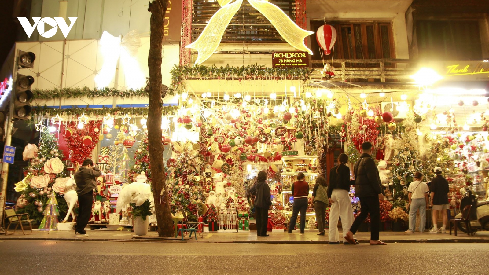 Phố phường Hà Nội ngập tràn sắc màu Giáng Sinh