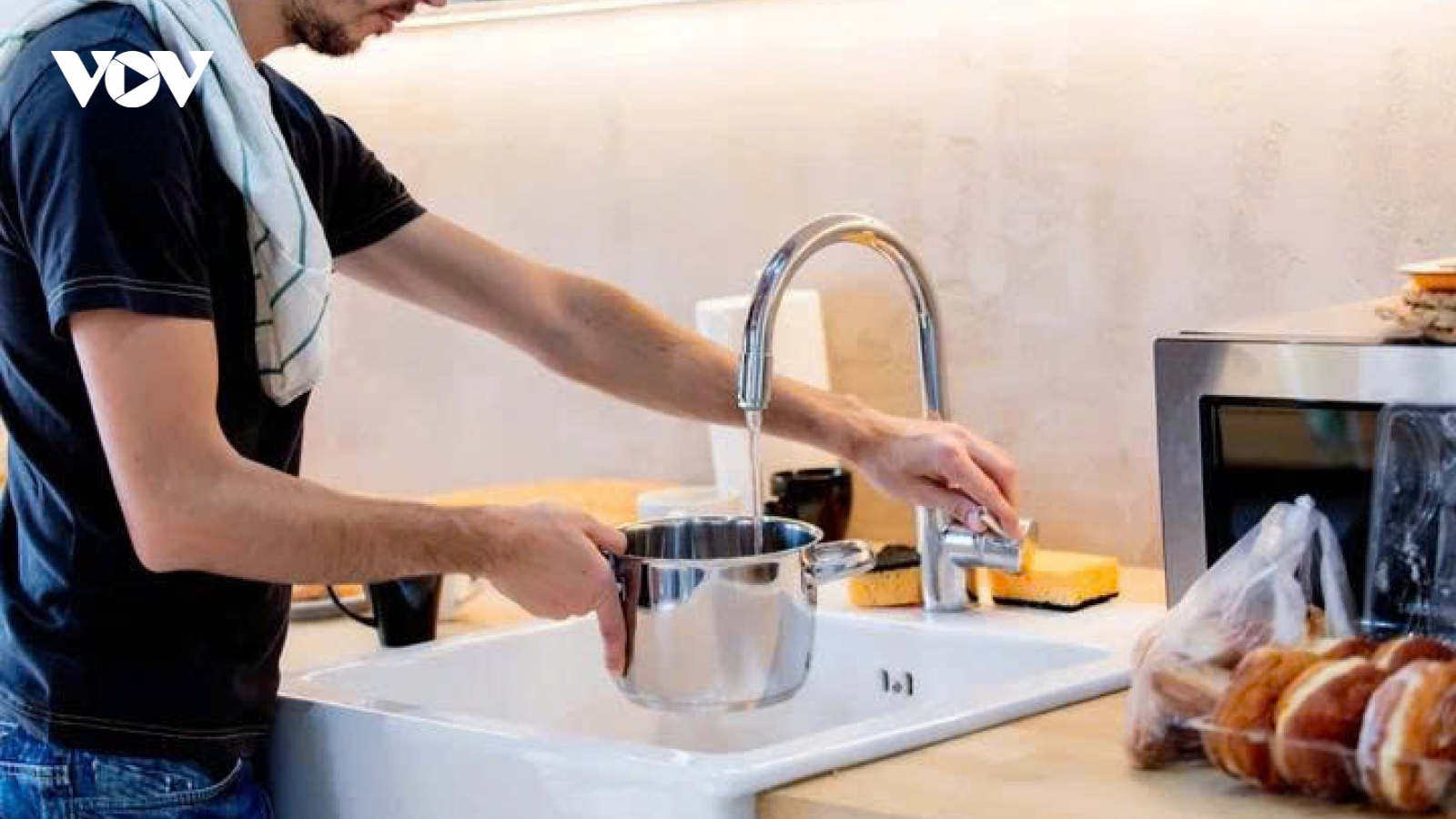 Có nên trực tiếp dùng nước máy để nấu ăn?