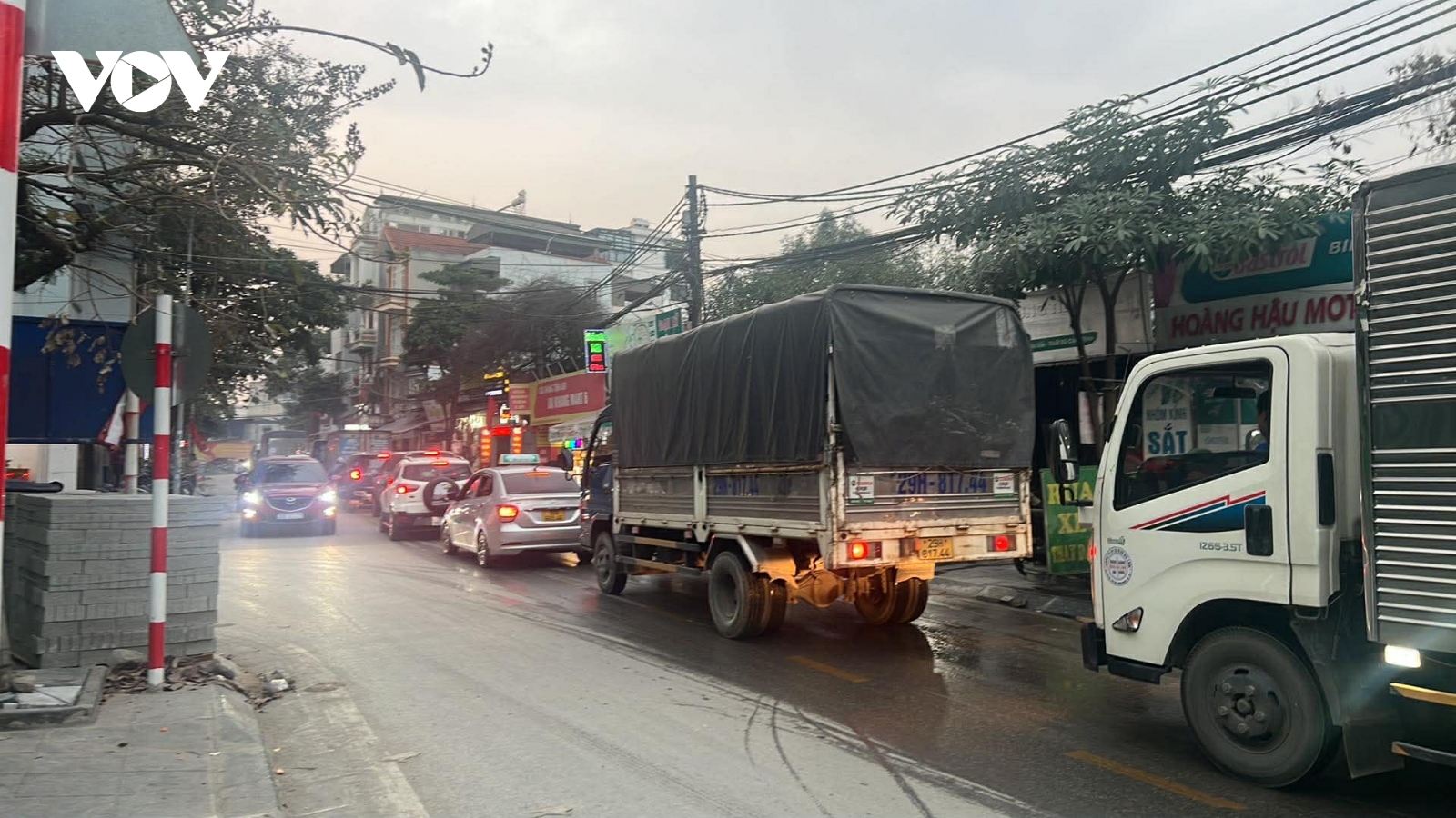 Nút thắt cổ chai ngõ 42 Thịnh Liệt thường xuyên ùn tắc giờ cao điểm