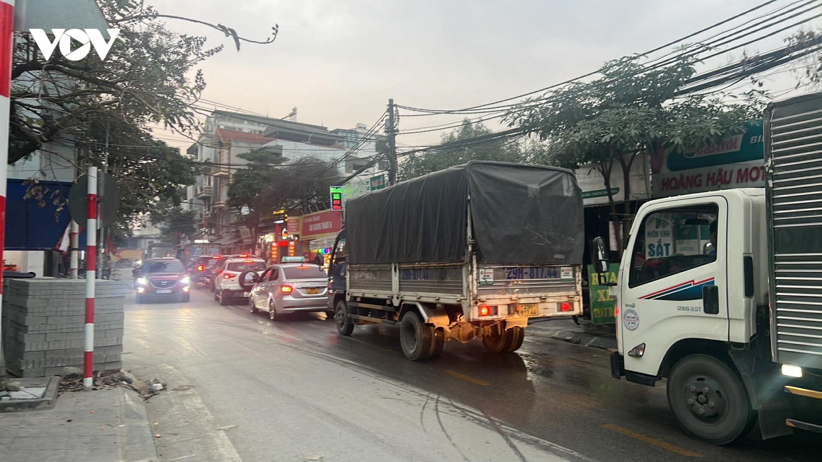Nút thắt cổ chai ngõ 42 Thịnh Liệt thường xuyên ùn tắc giờ cao điểm