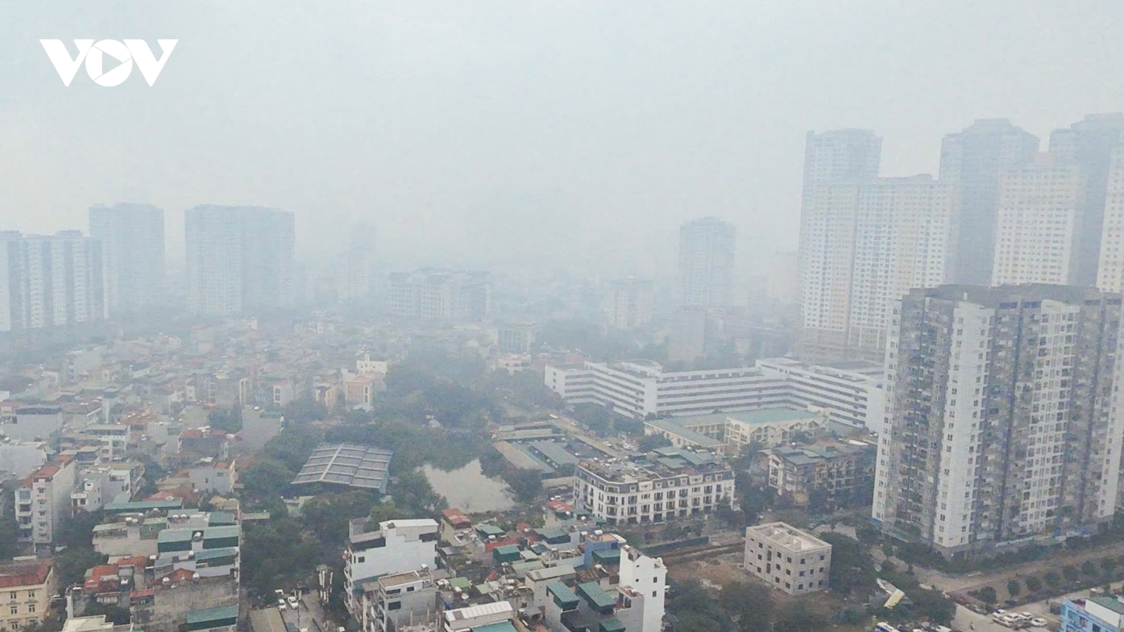Hà Nội vào top 5 thành phố ô nhiễm nhất thế giới, người dân bật đèn di chuyển trong sương