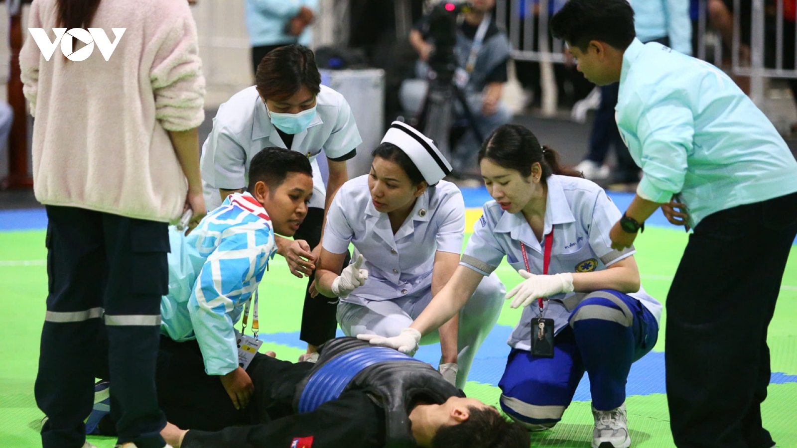 Võ sĩ pencak silat Việt Nam gục ngã trên sàn đấu, đối phương được xử thắng