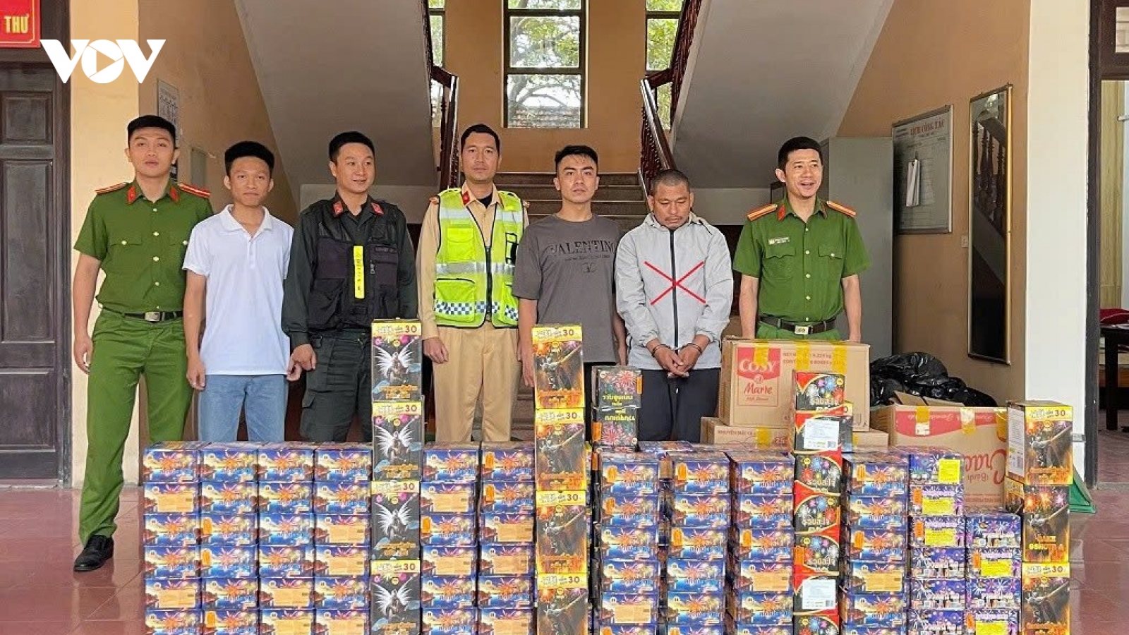 Bắt quả tang đối tượng vận chuyển hơn 300kg pháo nổ