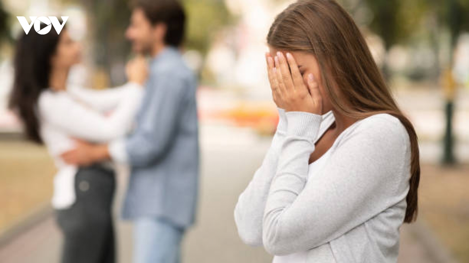 Chuyển đến biệt thự liền kề, tôi phát hiện chồng dan díu với mẹ đơn thân hàng xóm