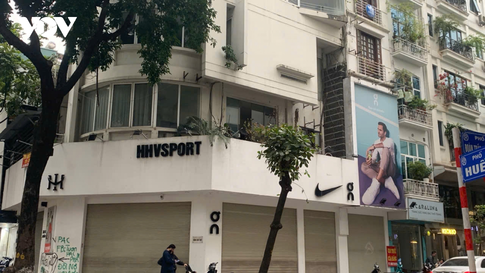 Loạt cửa hàng ở phố “đất vàng” giữa Thủ Đô đóng cửa, trả mặt bằng dịp cuối năm