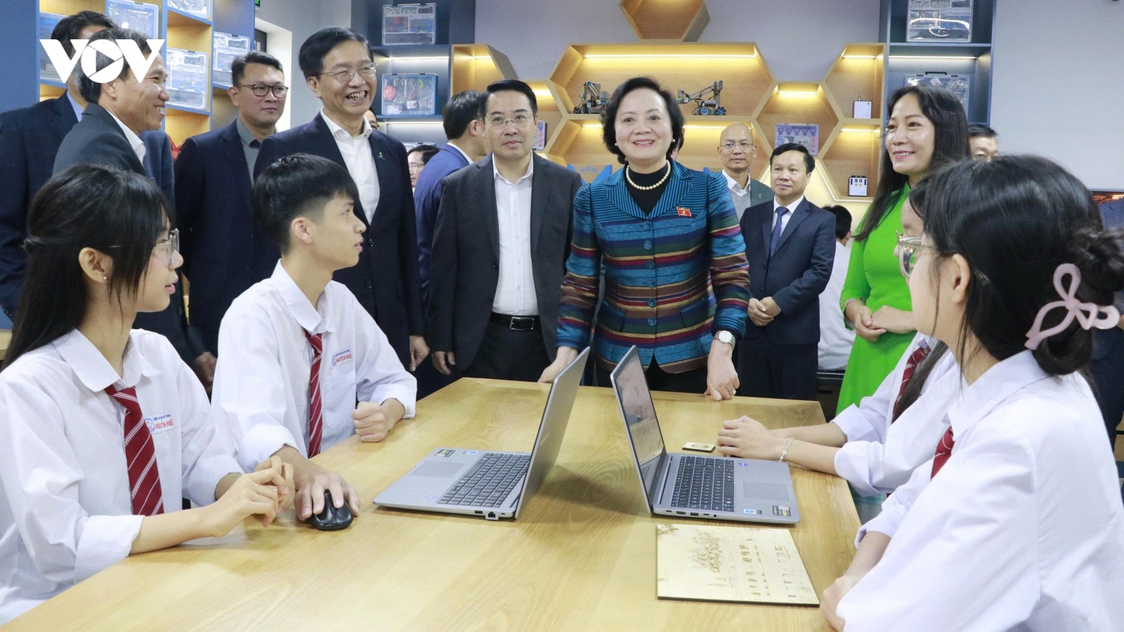Phó Thủ tướng Phạm Thị Thanh Trà dự khánh thành phòng thực hành giáo dục STEM