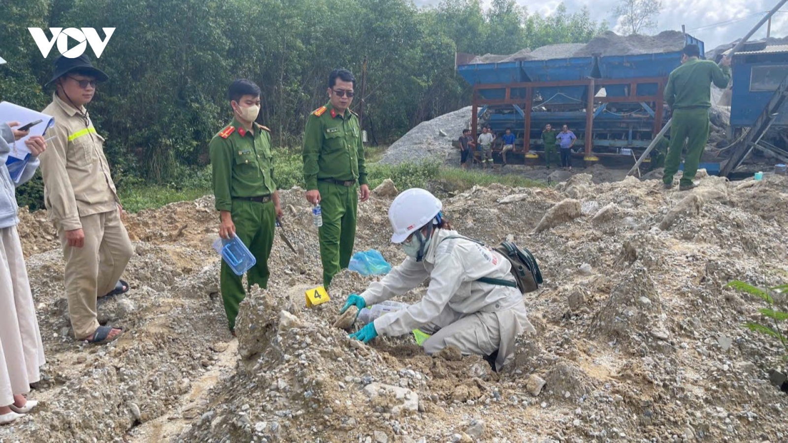 Quảng Ngãi: Phát hiện doanh nghiệp đổ hơn 700 tấn chất thải rắn trái quy định