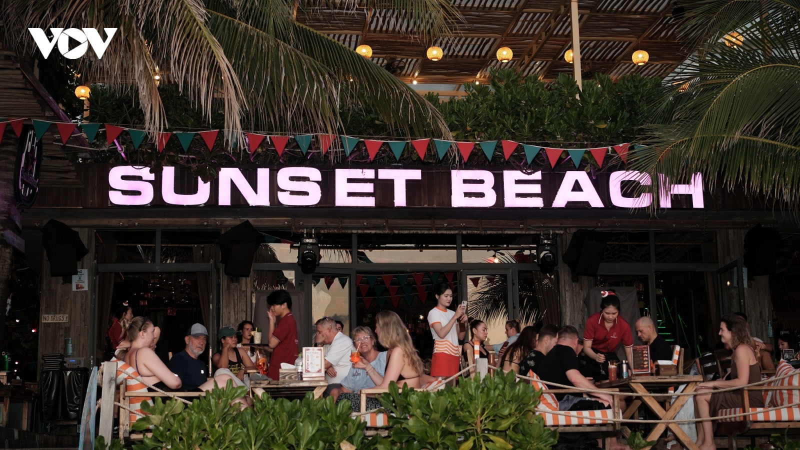 Sunset Beach Bar & Restaurant – điểm hẹn năm mới sôi động bên hoàng hôn Phú Quốc