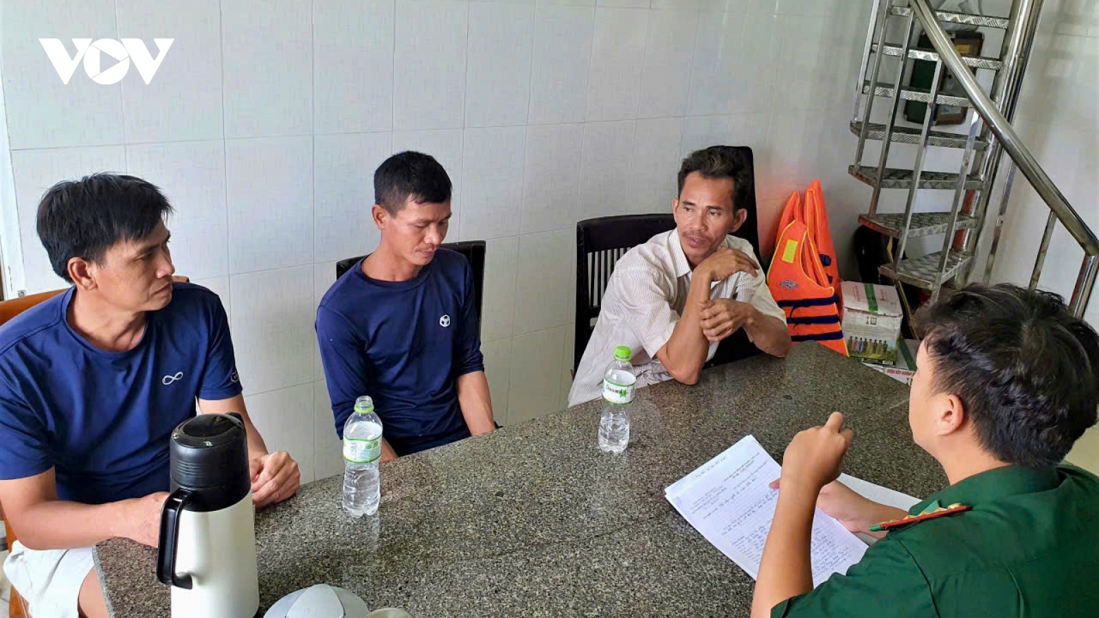 Kịp thời cứu 3 người trên sà lan bị chìm ở vùng neo Vũng Tàu