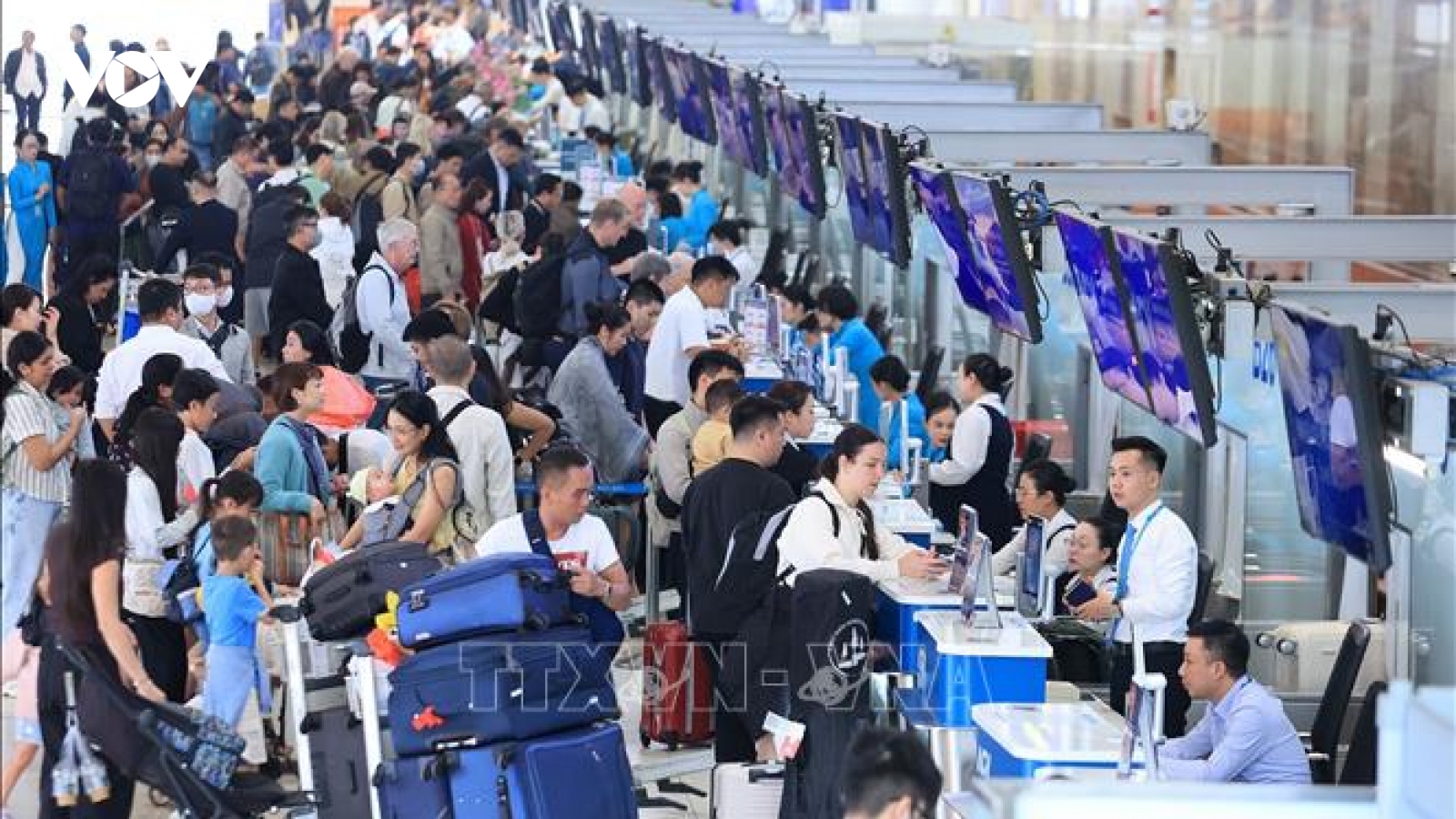 Sân bay Nội Bài chật kín người trước kỳ nghỉ Tết Dương lịch 2026