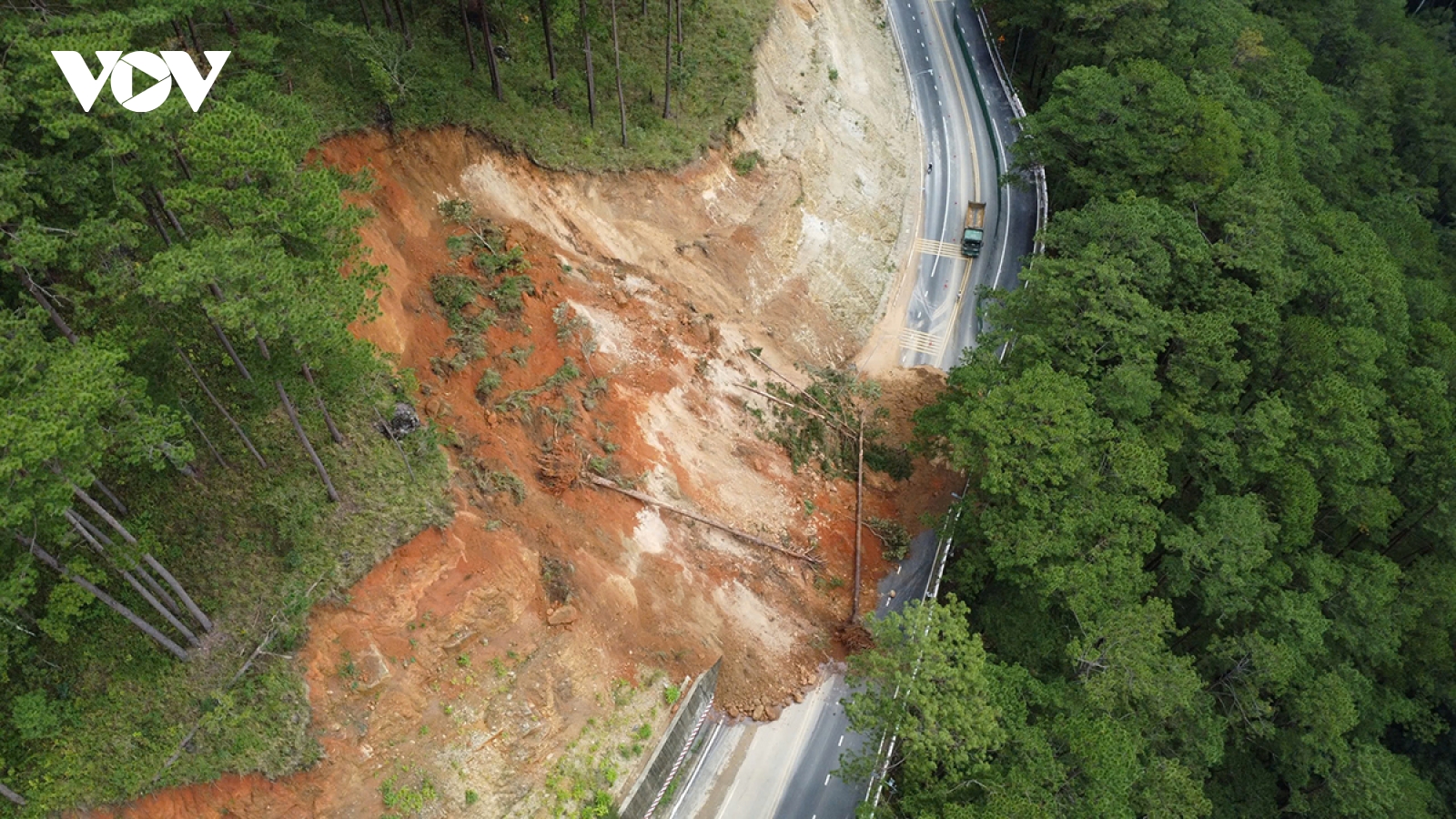 Mưa lớn gây sạt lở hàng loạt tuyến đèo, ngập sâu phía Đông tỉnh Lâm Đồng do xả lũ
