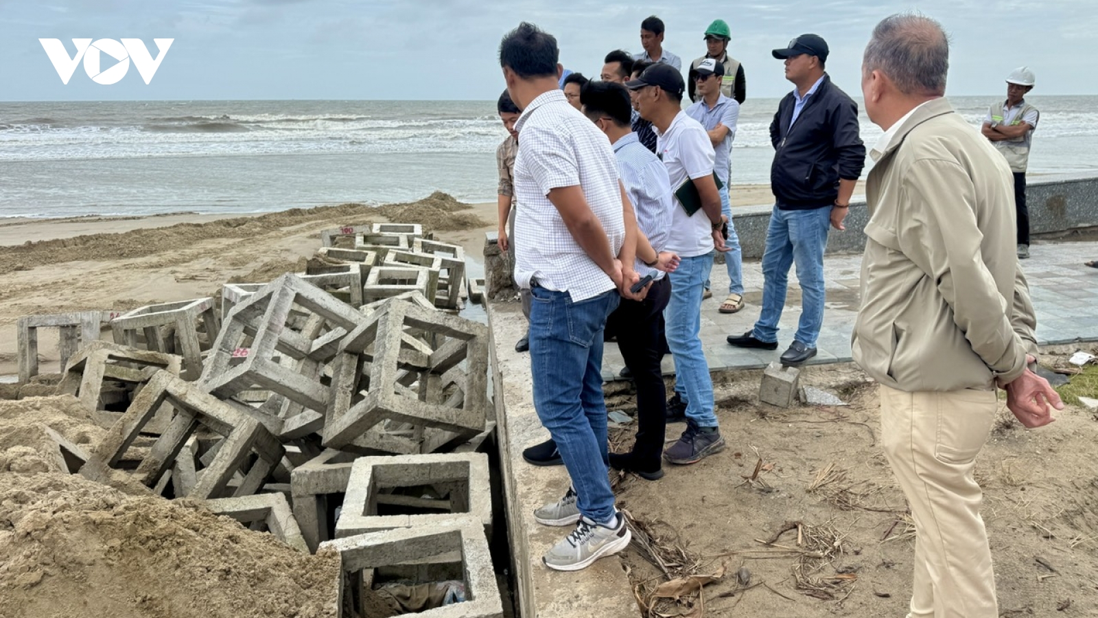Sở Xây dựng TP.HCM kiểm tra thực địa khu vực sạt lở tại bãi biển Chí Linh