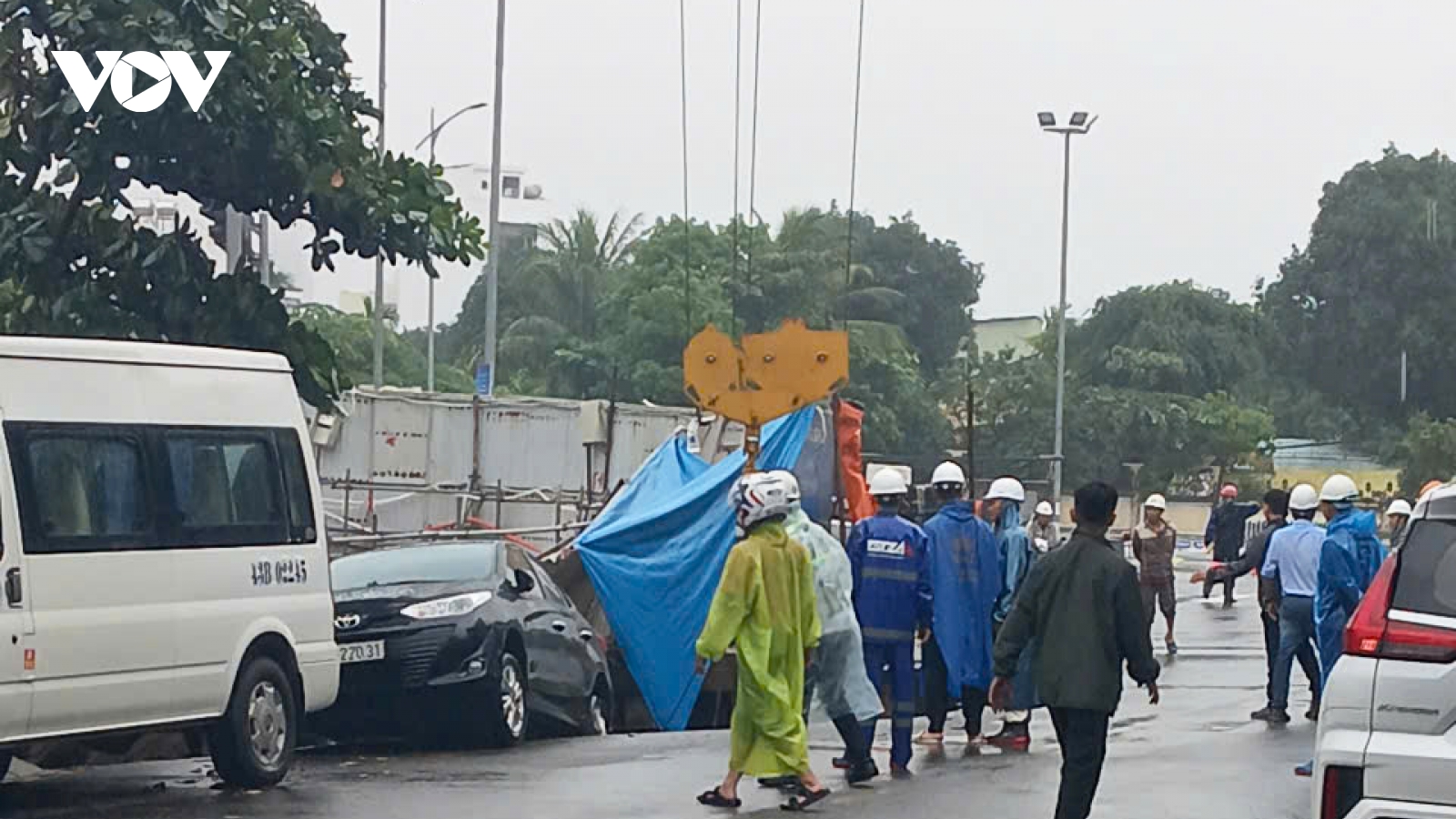 Sụt lún bất ngờ, hai ô tô "tụt" hố tử thần ở đường Nguyễn Công Trứ, TP Đà Nẵng