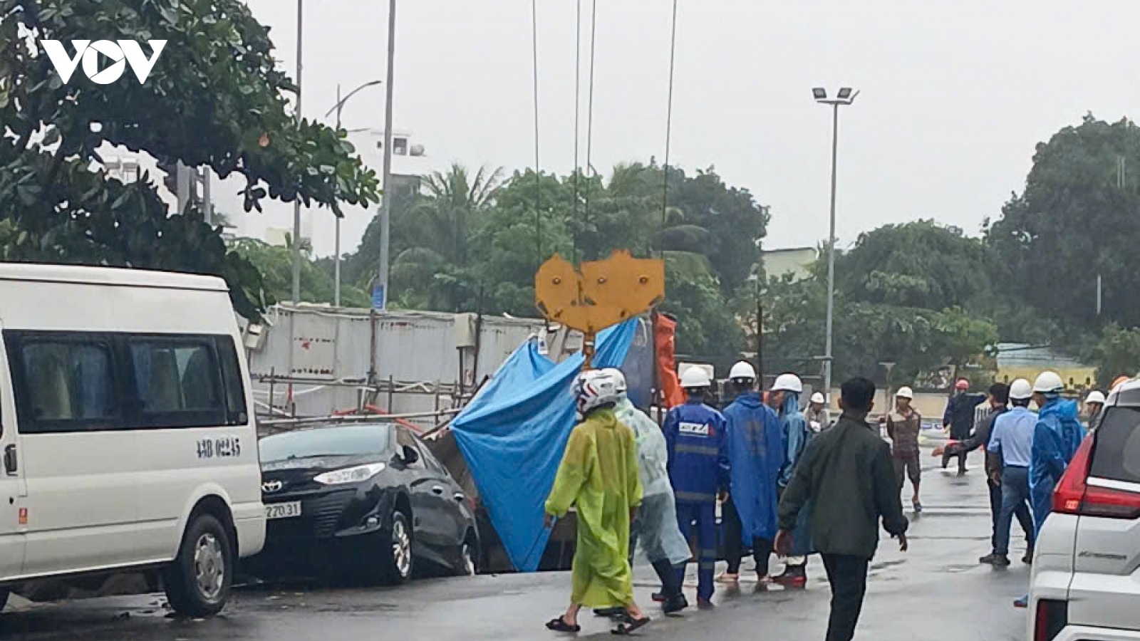 Sụt lún bất ngờ, hai ô tô "tụt" hố tử thần ở đường Nguyễn Công Trứ, TP Đà Nẵng