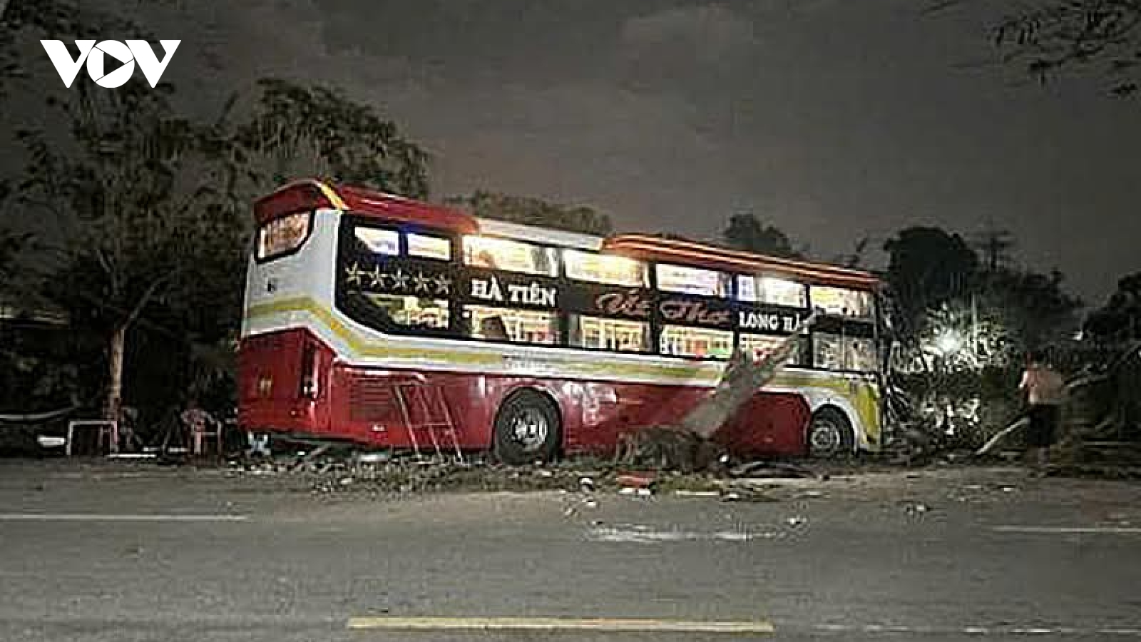 Điều tra vụ xe khách đâm 3 người đang ngồi uống nước thương vong