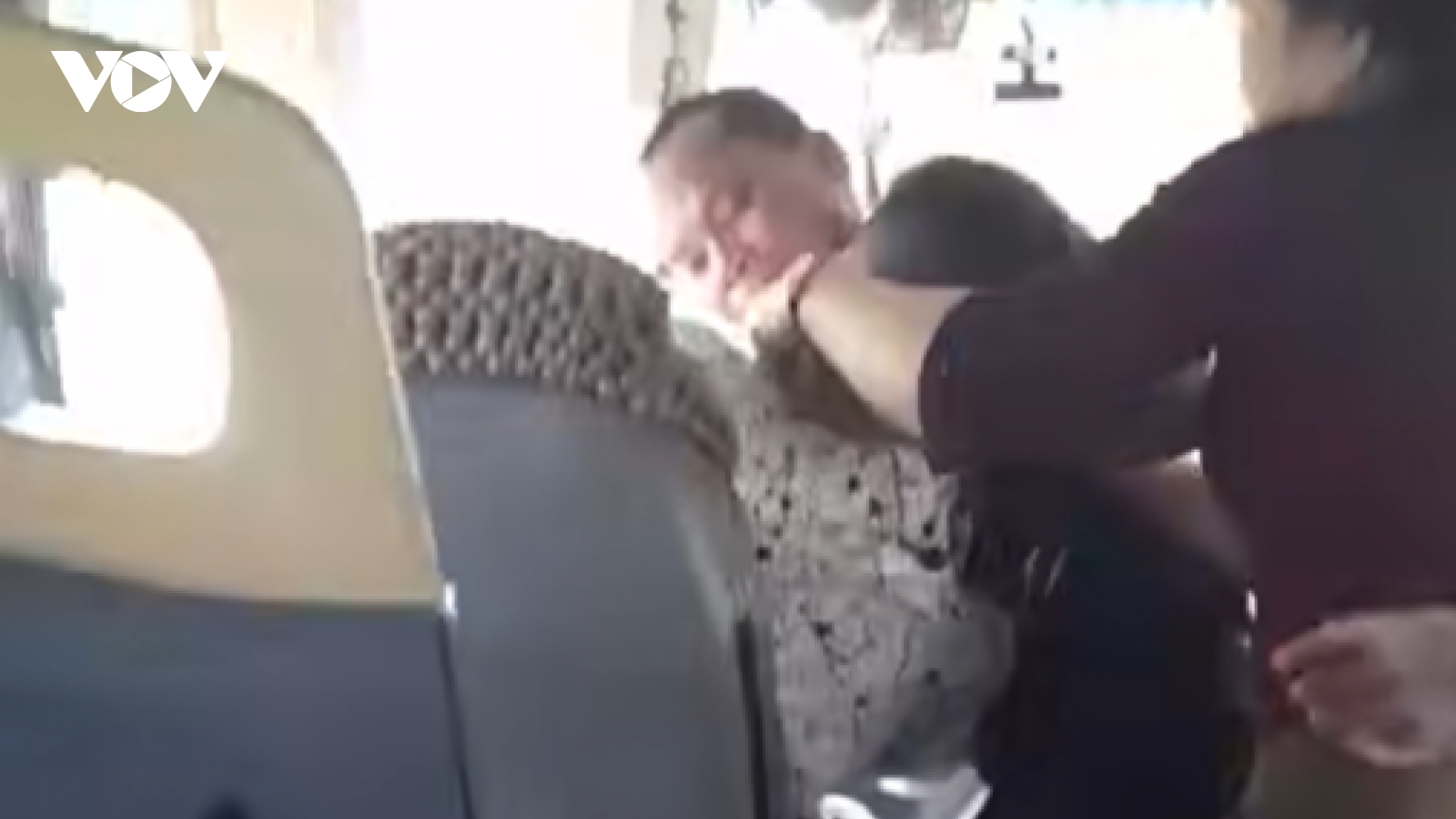 Tài xế xe buýt ở Nghệ An bị hành khách tấn công