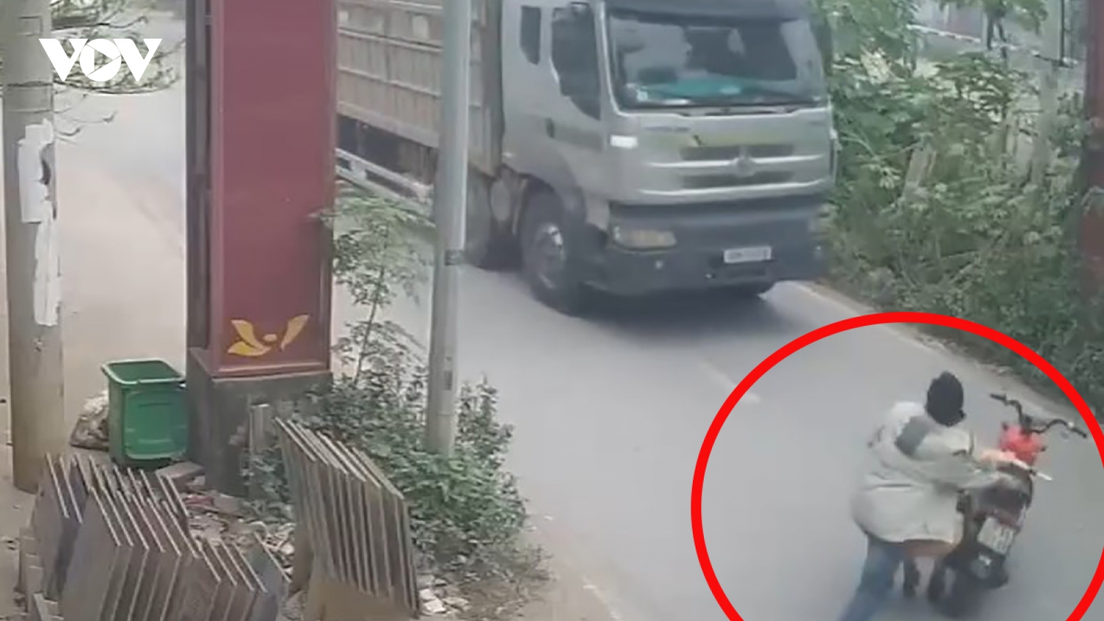 Tạm giữ đối tượng đẩy CSGT vào đầu xe tải rồi bỏ chạy