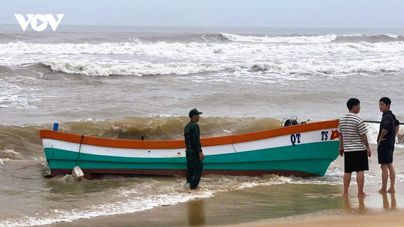 Tàu cá trôi dạt vào bờ, một ngư dân Quảng Trị mất tích trên biển