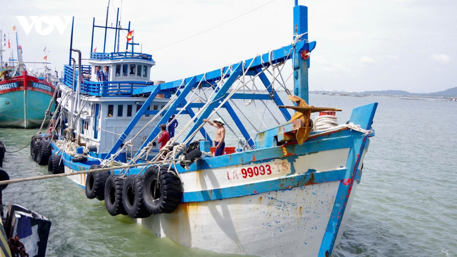 Bắt giữ tàu cá chở khoảng 100.000 lít dầu DO không rõ nguồn gốc