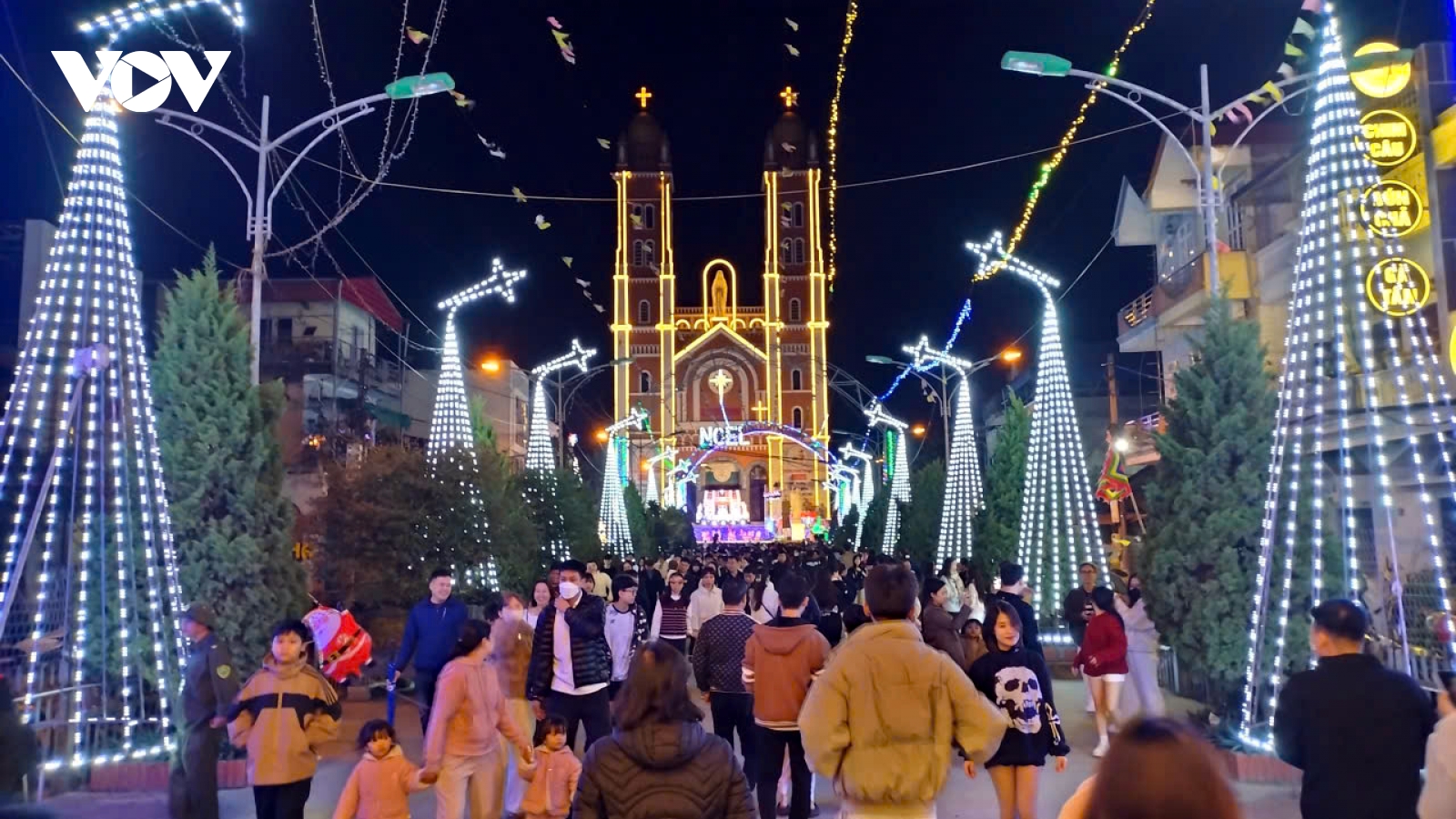 Giáng sinh lan tỏa yên vui từ trung du và miền núi đến thành phố biển