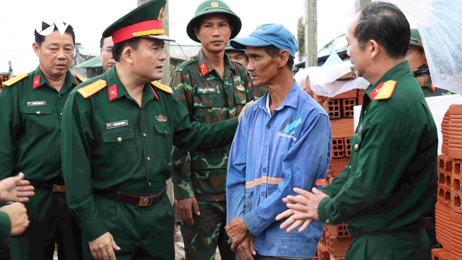 Bộ Tư lệnh Quân khu 5 tặng quà, động viên lực lượng giúp dân xây dựng nhà