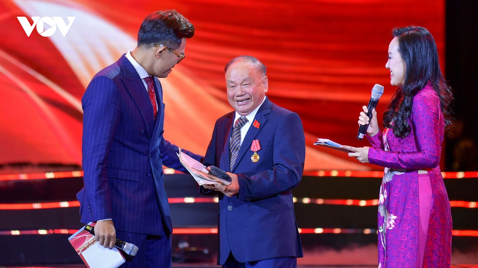 Những cuộc giao lưu xúc động tại Đại hội Thi đua yêu nước toàn quốc lần thứ XI