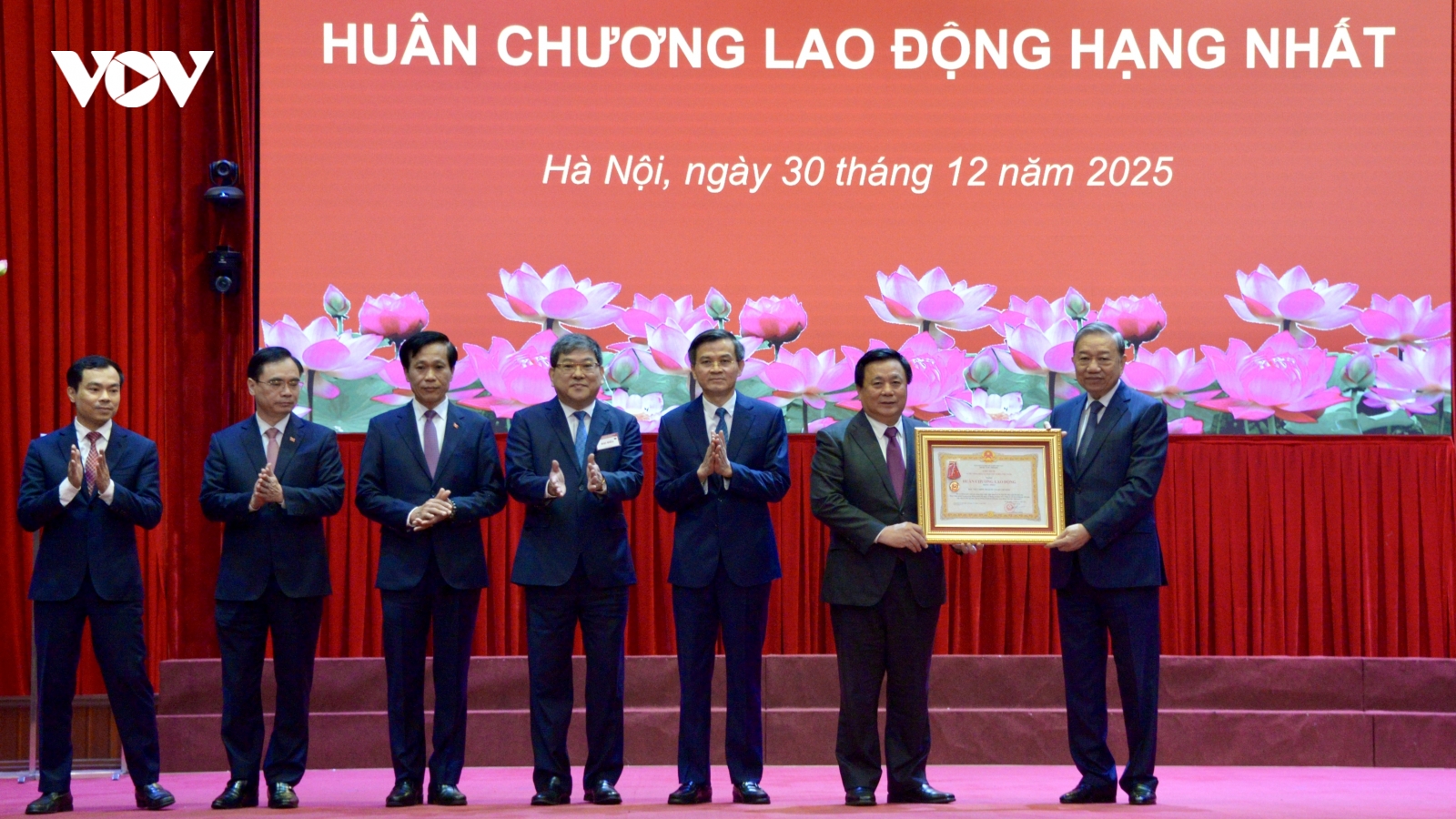 Tổng Bí thư trao Huân chương Lao động hạng Nhất cho Học viện Chính trị Quốc gia Hồ Chí Minh