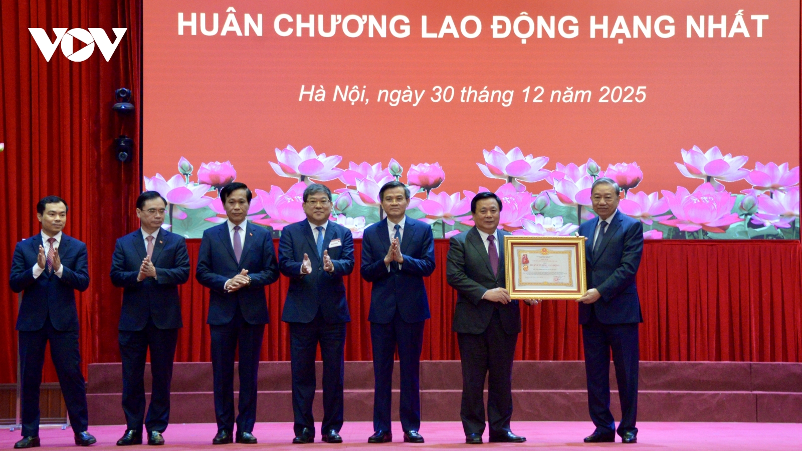 Tổng Bí thư trao Huân chương Lao động hạng Nhất cho Học viện Chính trị Quốc gia Hồ Chí Minh