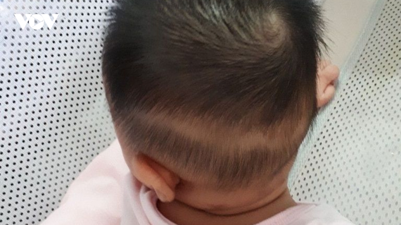 Trẻ ngủ không sâu giấc, quấy khóc, cha mẹ đừng bỏ qua