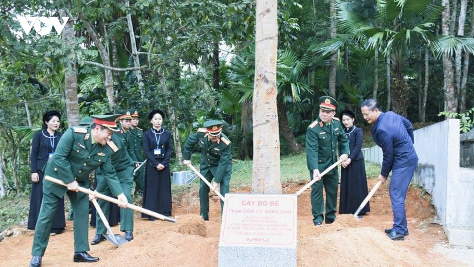 Đại tướng Nguyễn Trọng Nghĩa dâng hương tại di tích ATK Định Hóa, Thái Nguyên