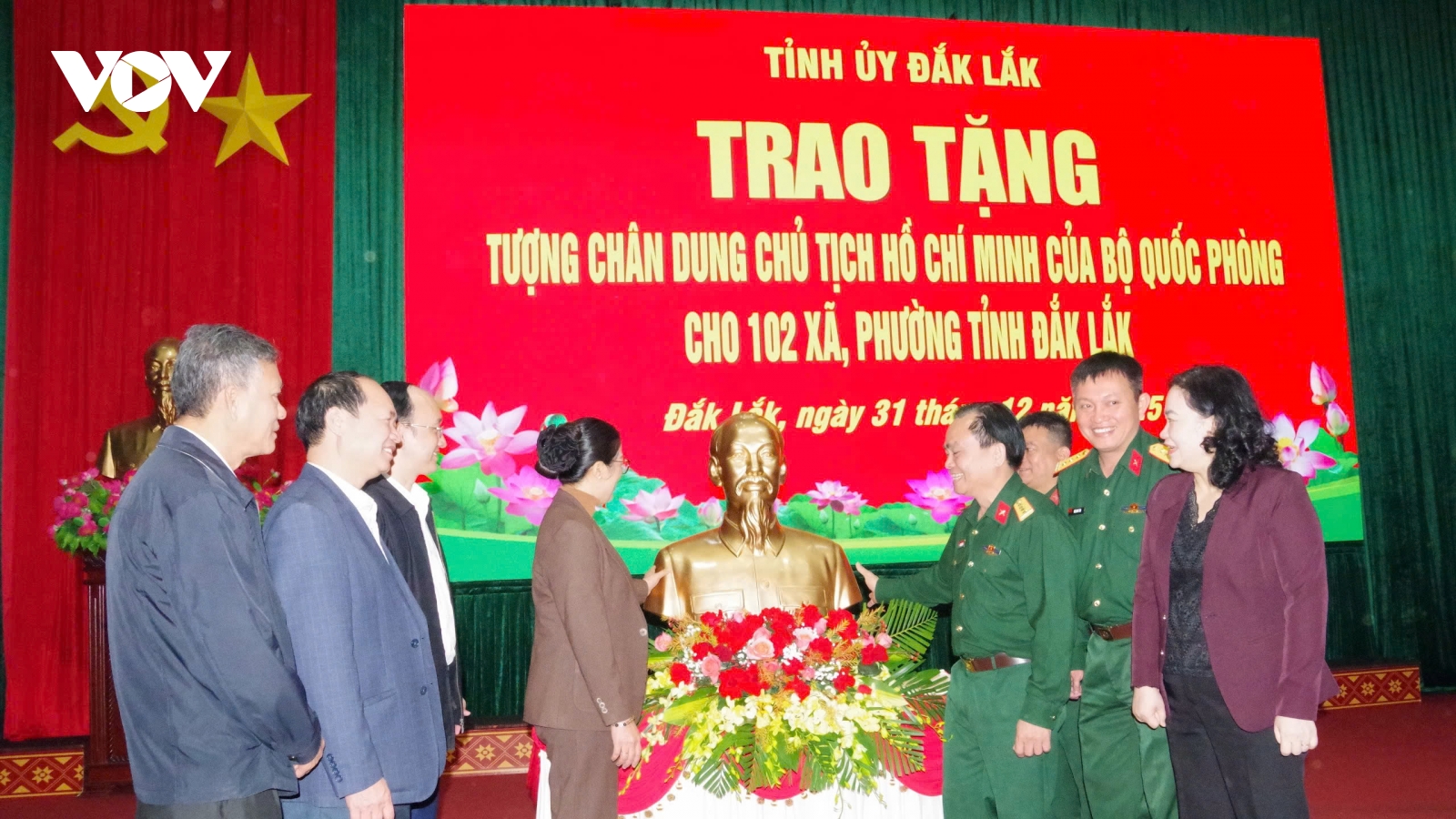 Đắk Lắk trao tượng chân dung Chủ tịch Hồ Chí Minh tặng 102 xã, phường
