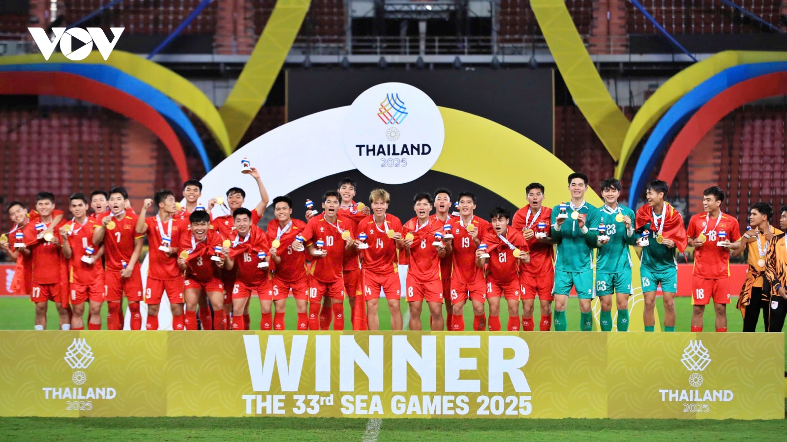 U22 Việt Nam nhận thưởng nóng sau khi xuất sắc đoạt HCV SEA Games 33