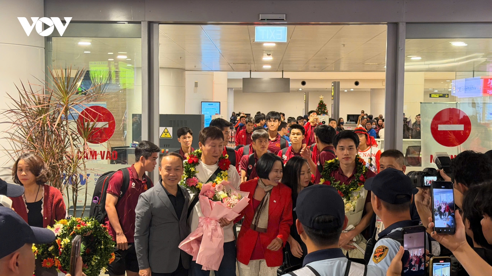 U22 Việt Nam về nước trong vòng tay người hâm mộ sau HCV đầy cảm xúc ở SEA Games
